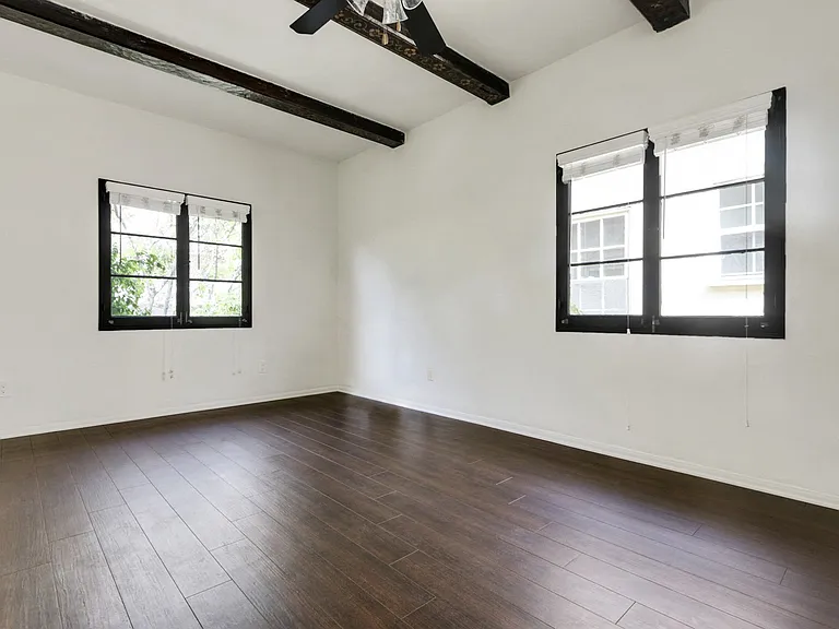 232 S Reeves Dr — Photo 8