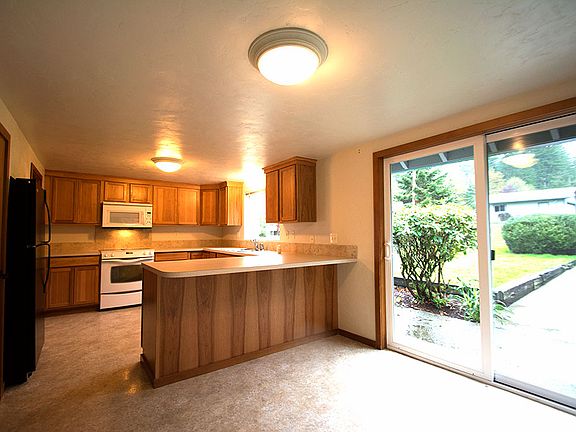 4th image of 8723 Fernwood St NE