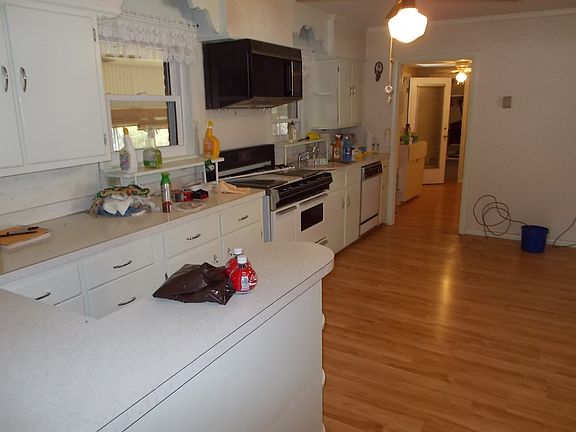 4th image of 106 E Trowbridge St