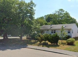 1909 County St, Somerset, MA 02726