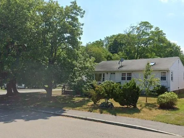 1909 County St, Somerset, MA 02726