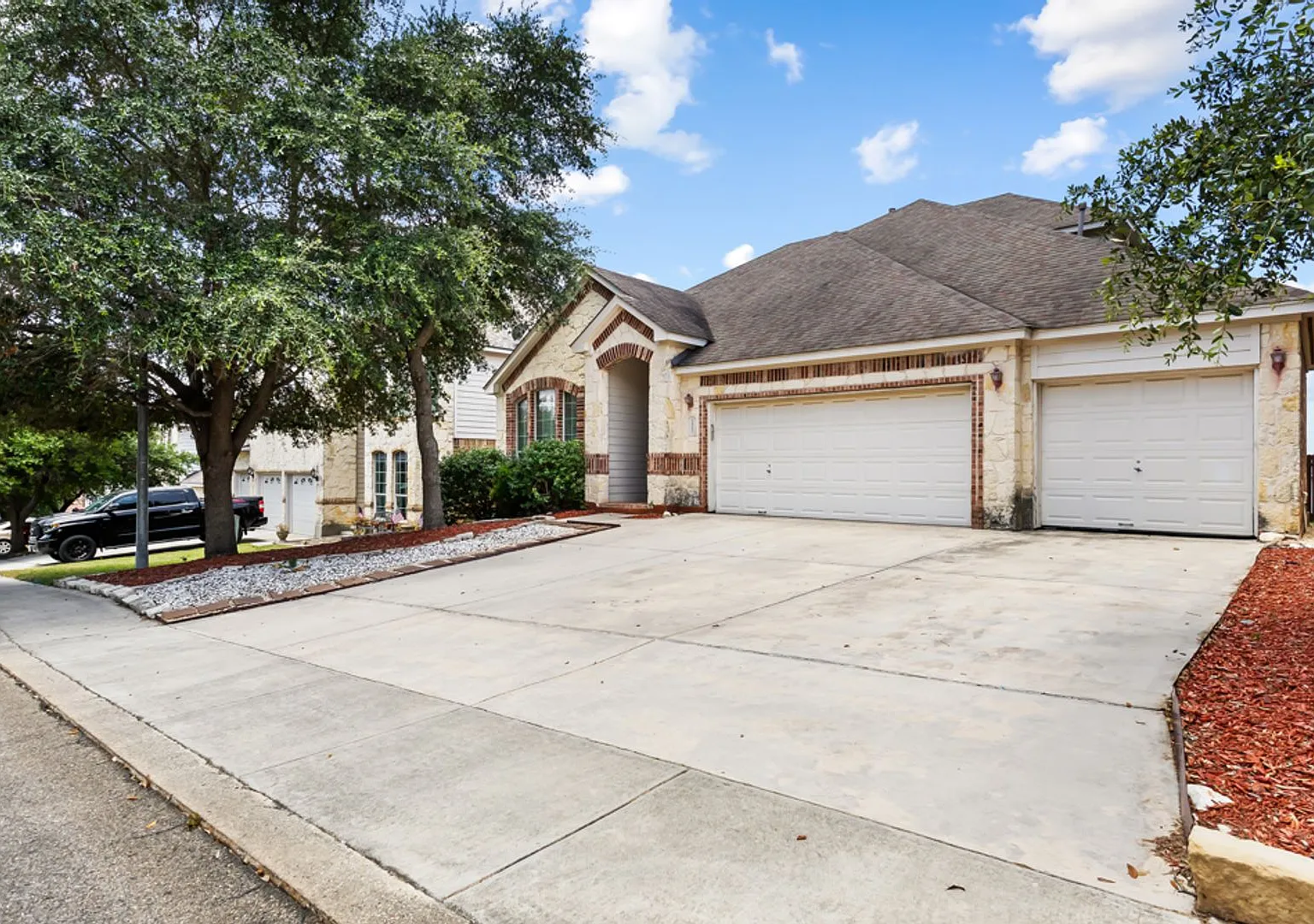 Spacious 4-Bedroom Home with Game Room & 3-Car Garage — Photo 3