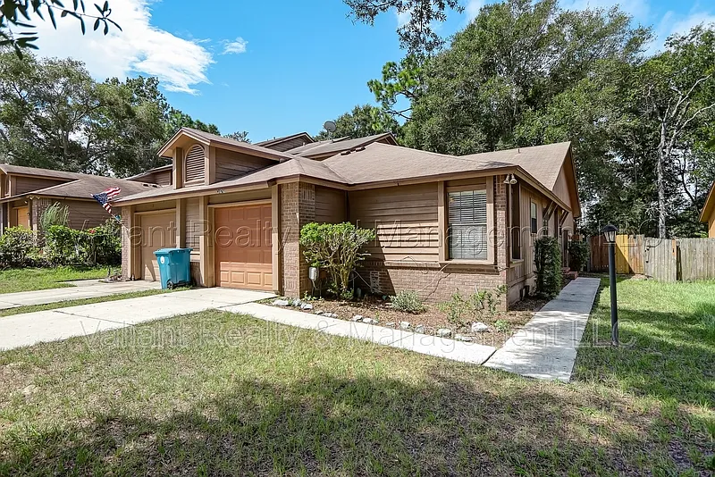 3 bed, 2.0 bath, 1179 sqft, $1,700 — Photo 3
