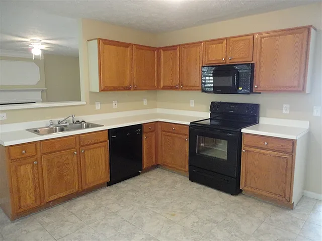 3 bed, 2.5 bath, 2114 sqft, $2,380 — Photo 3