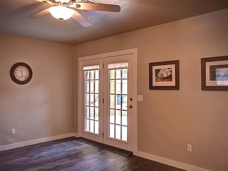1711 Surrey Pl — Photo 2
