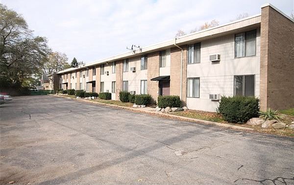 FRONT VIEW OF APARTMENT