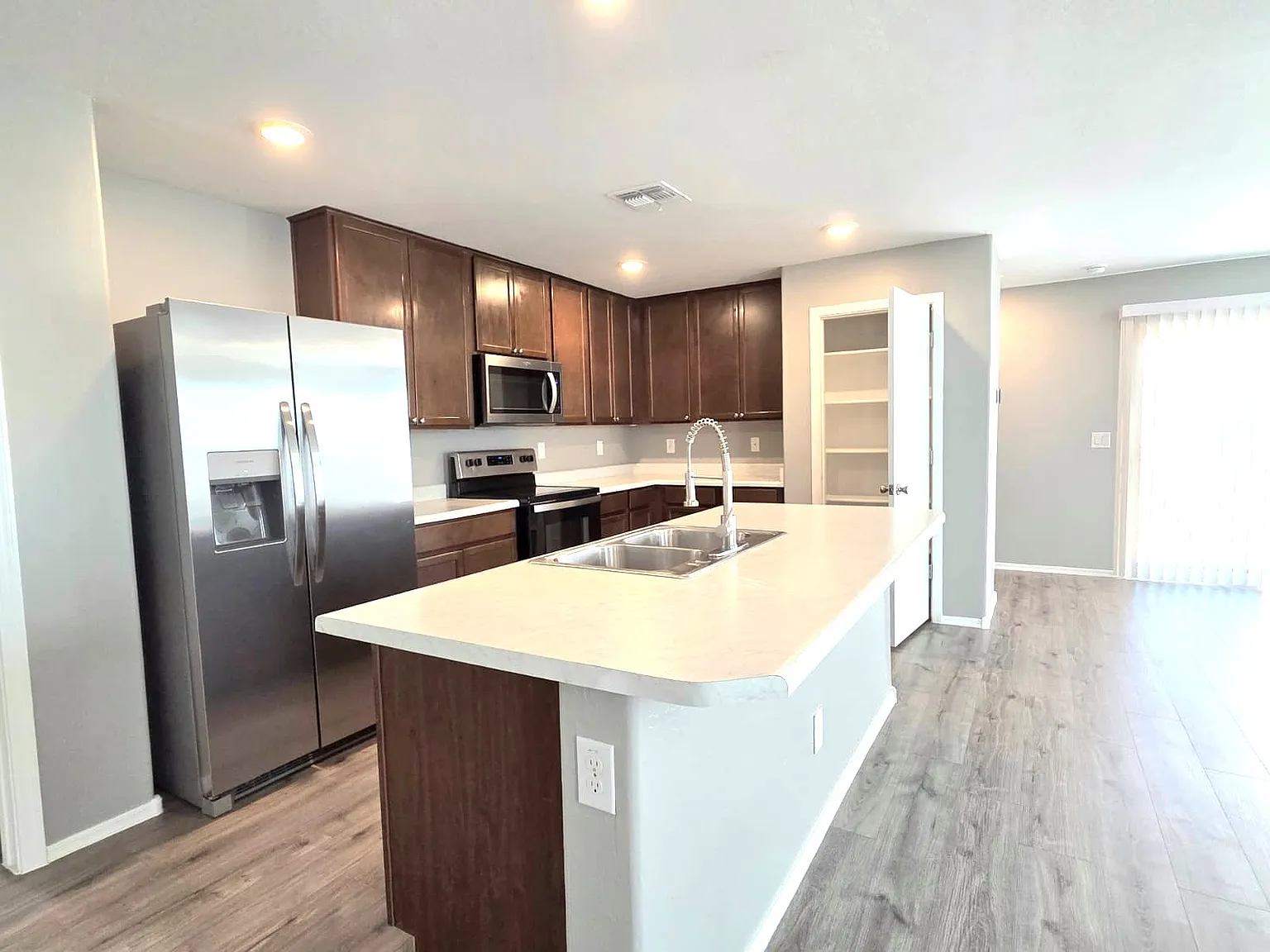 4 bed, 1860 sqft, $1,899 — Photo 2