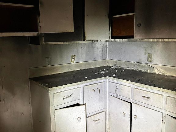 5th image of 908 Chester St