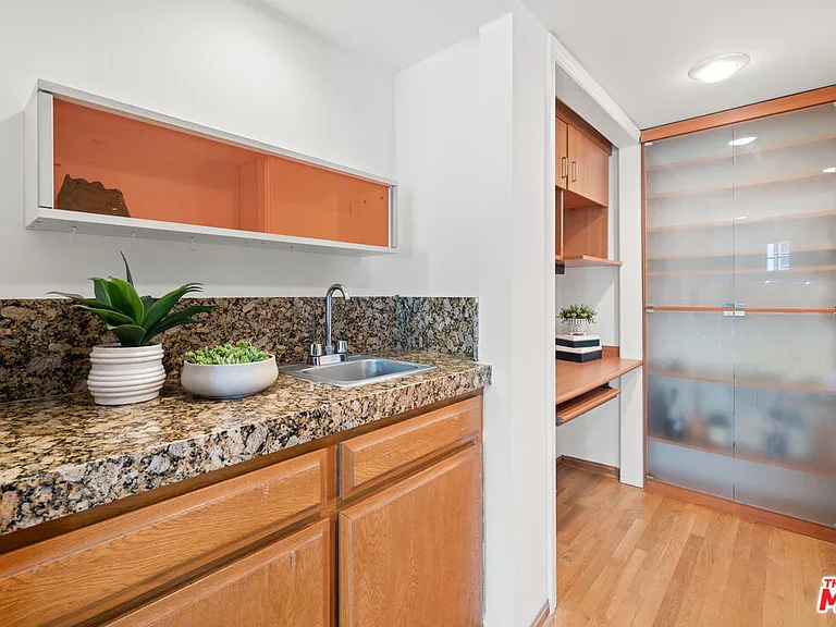 8781 Lookout Mountain Ave — Photo 20