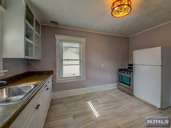 4th image of 37 Glen Ave Floor 2