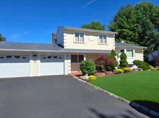 13 Tuscarora Cir, Old Bridge, NJ 08857