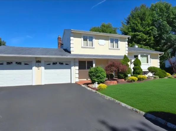 13 Tuscarora Cir, Old Bridge, NJ 08857