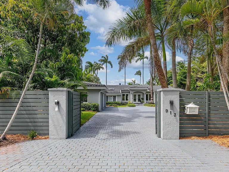 913 Coconut Dr — Photo 9