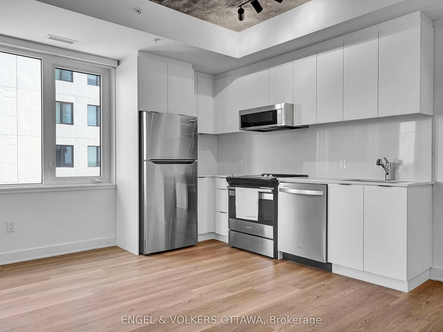 1655 Carling Ave — Photo 3