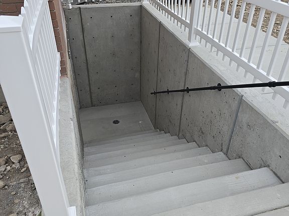 2nd image of 3877 W Holyoke Pl