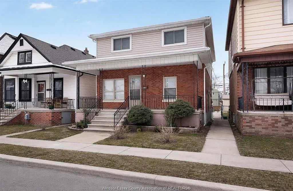 4 bed, $2,500 — Photo 1