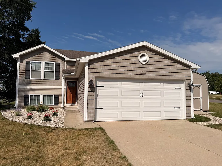 1627 Hamlet Dr SE — Photo 1