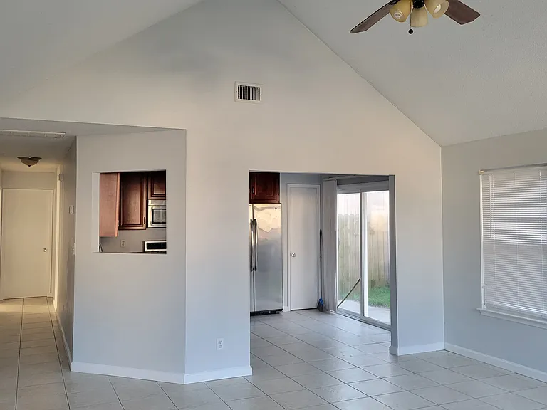 3024 Yorktown Cir — Photo 2