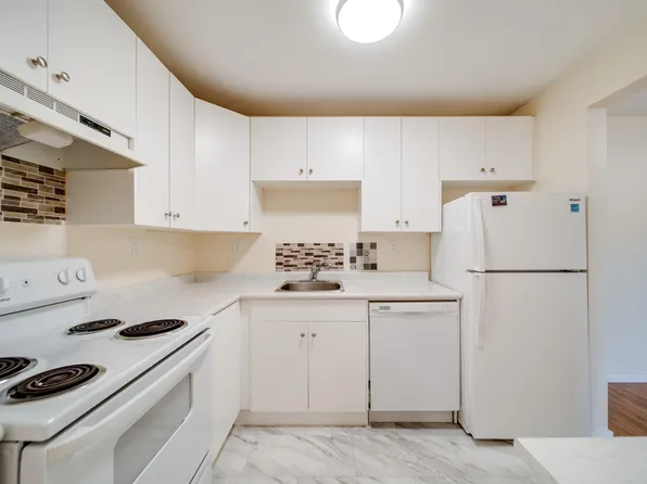 1624 48th St NW #402, Edmonton, AB T6L 5P1