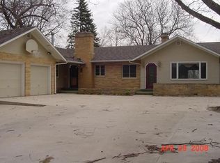 80 Westwood Dr, Estherville, IA 51334