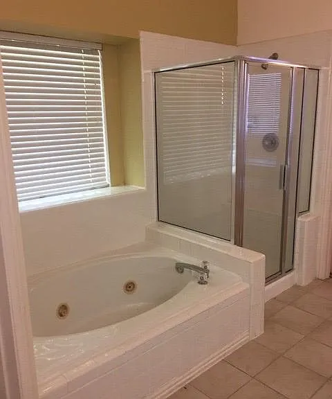 Bathtub in master bath