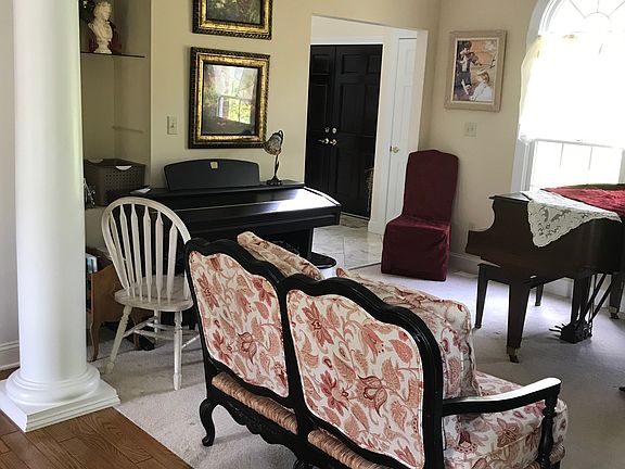 4th image of 22 Woodcliff Dr
