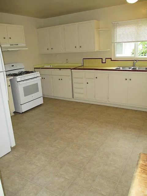 Building Photo - 6594 Del Playa Dr #B