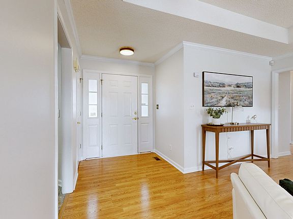 3rd image of 597 Edinburgh Way