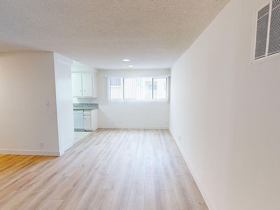 4th image of 337 N Palm Dr #9