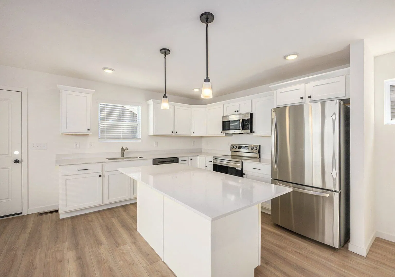 1 Month FREE Rent! Applied to Your First Full Month. Terms & Conditions Apply. — Photo 3