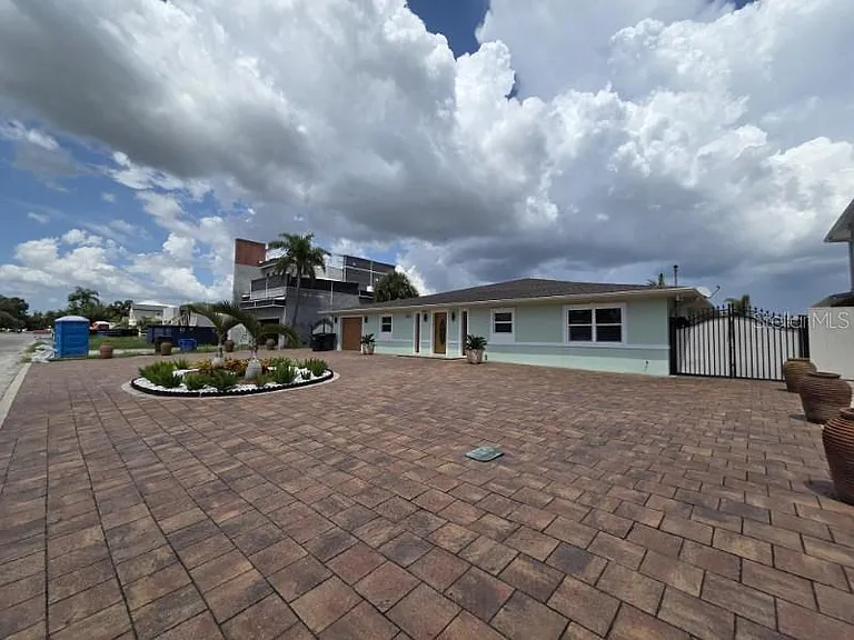 3927 E Eden Roc Cir — Photo 1
