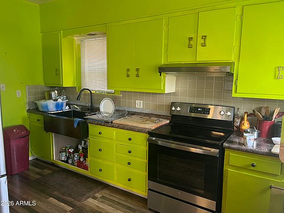 4th image of 921 E 10th Street