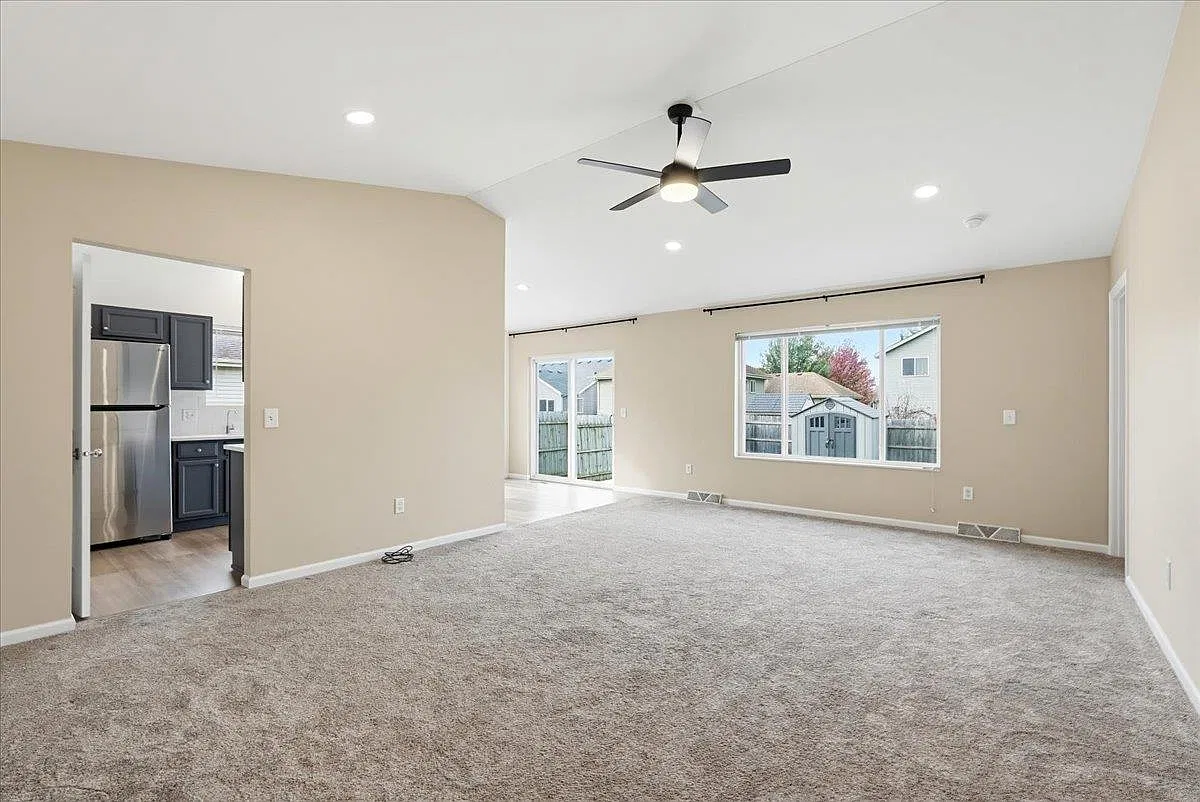 3 bed, 2.0 bath, 2051 sqft, $2,745 — Photo 4