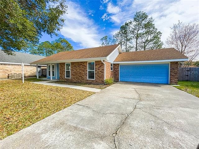 1st image of 122 Willow Wood Dr