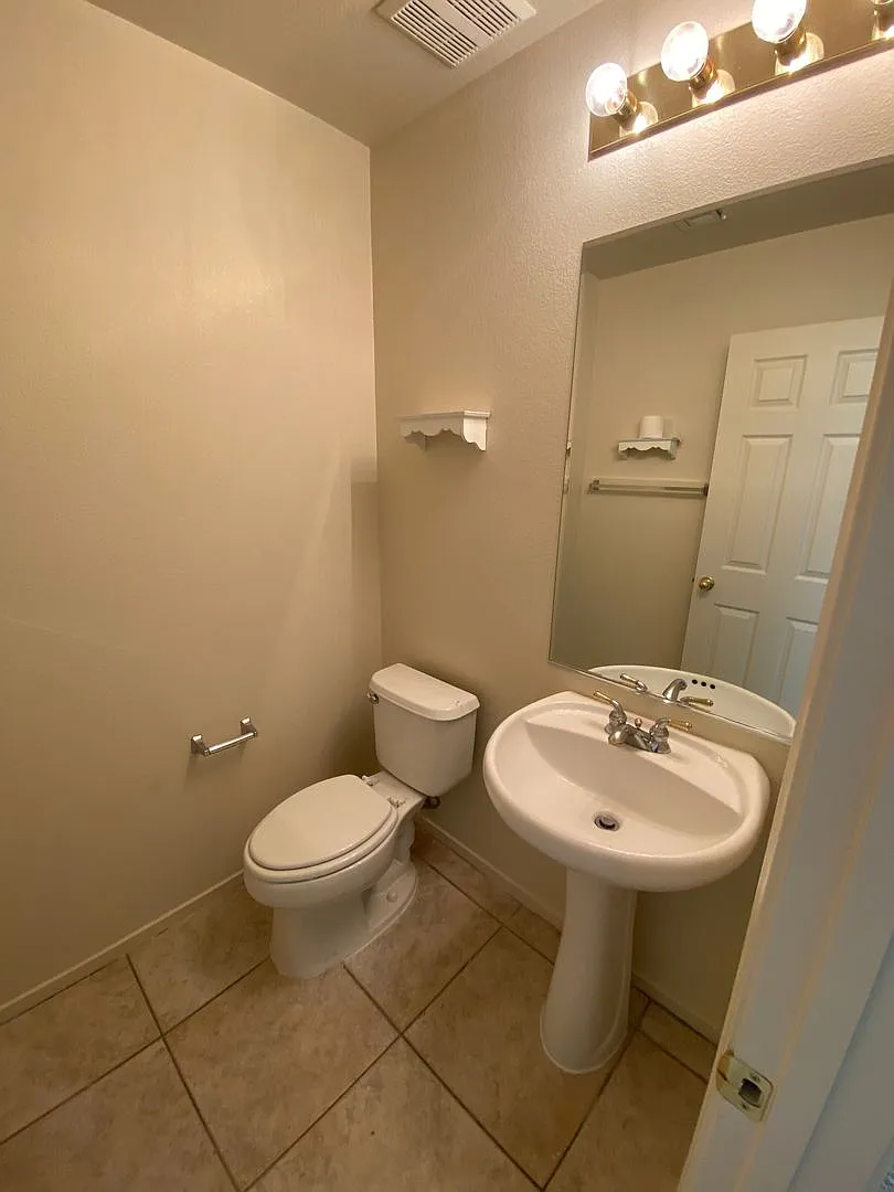 Great 3 bed 2.5 bath townhouse located near Summerlin — Photo 3