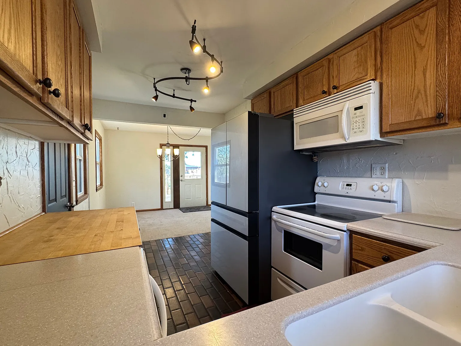 5 bed, 1.5 bath, 2227 sqft, $3,200 — Photo 4