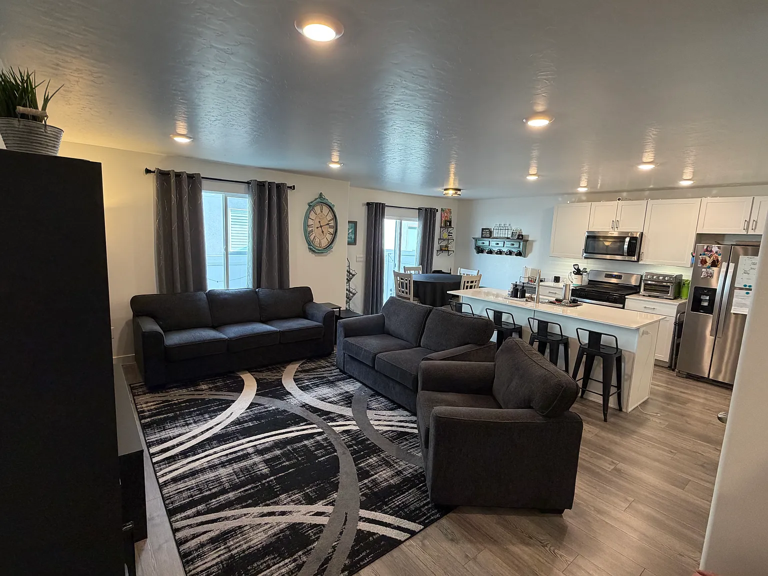 4 bed, 2.5 bath, 1668 sqft, $2,650 — Photo 2