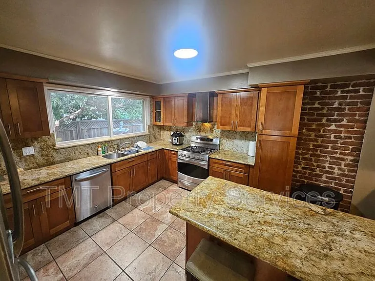 1214 N Pershing Ave — Photo 37