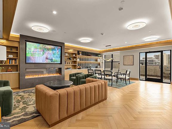 5th image of 811 N Columbus St #407