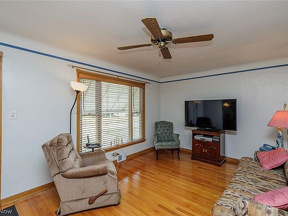 3rd image of 9114 Pinegrove Ave