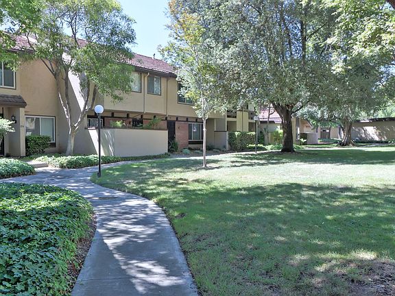 3rd image of 854 Toiyabe Ct