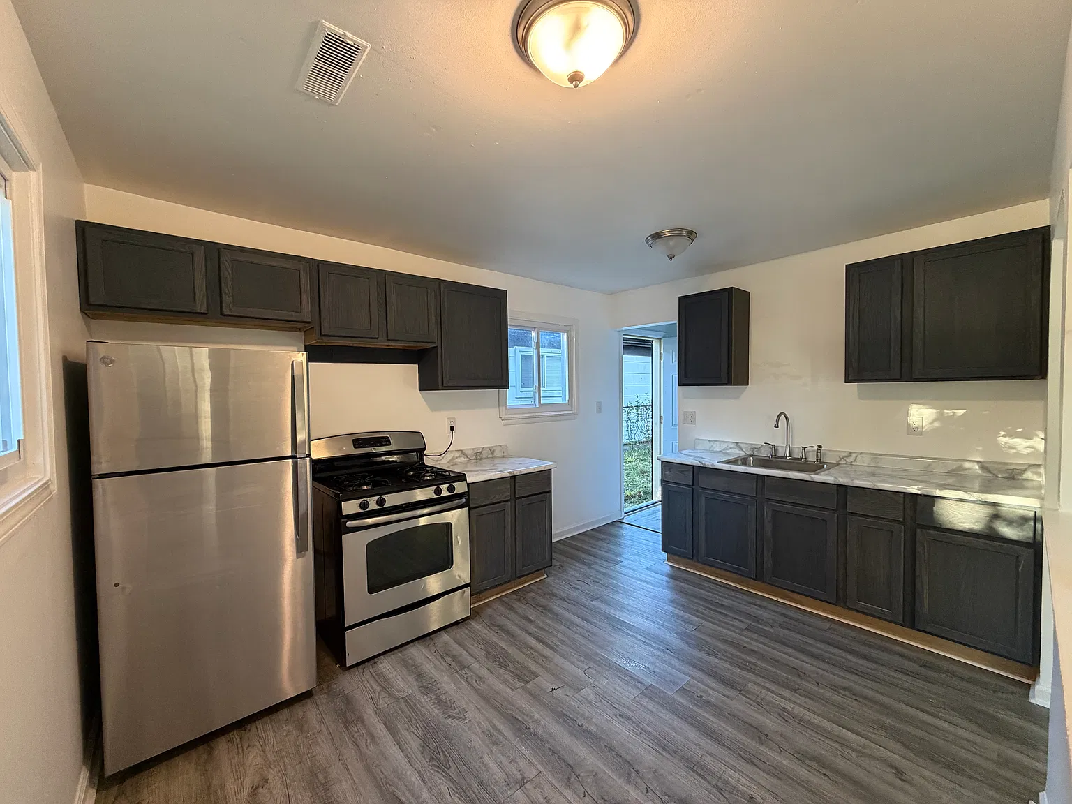 3 bed, 918 sqft, $1,300 — Photo 3