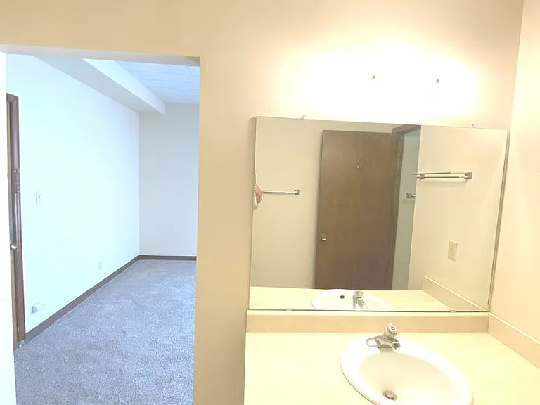 Cass Street Apartments — Photo 11
