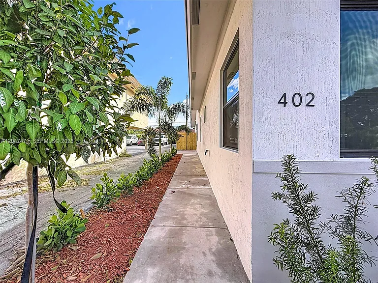 402 NW 41st St #402 — Photo 21