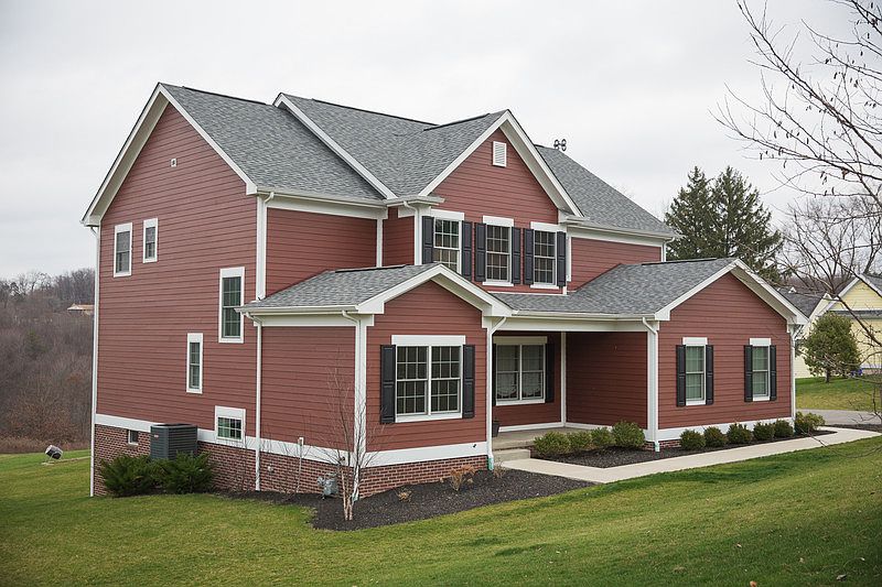 Front of the house
						:
						View from the street.