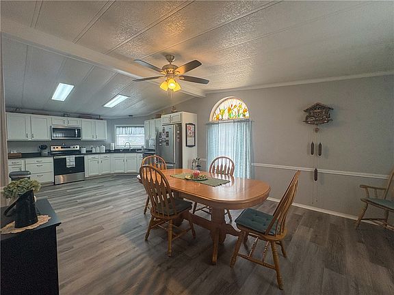 2nd image of 411 Vista Ln