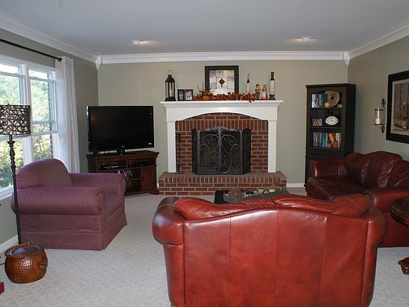 4th image of 111 Stillwater Dr