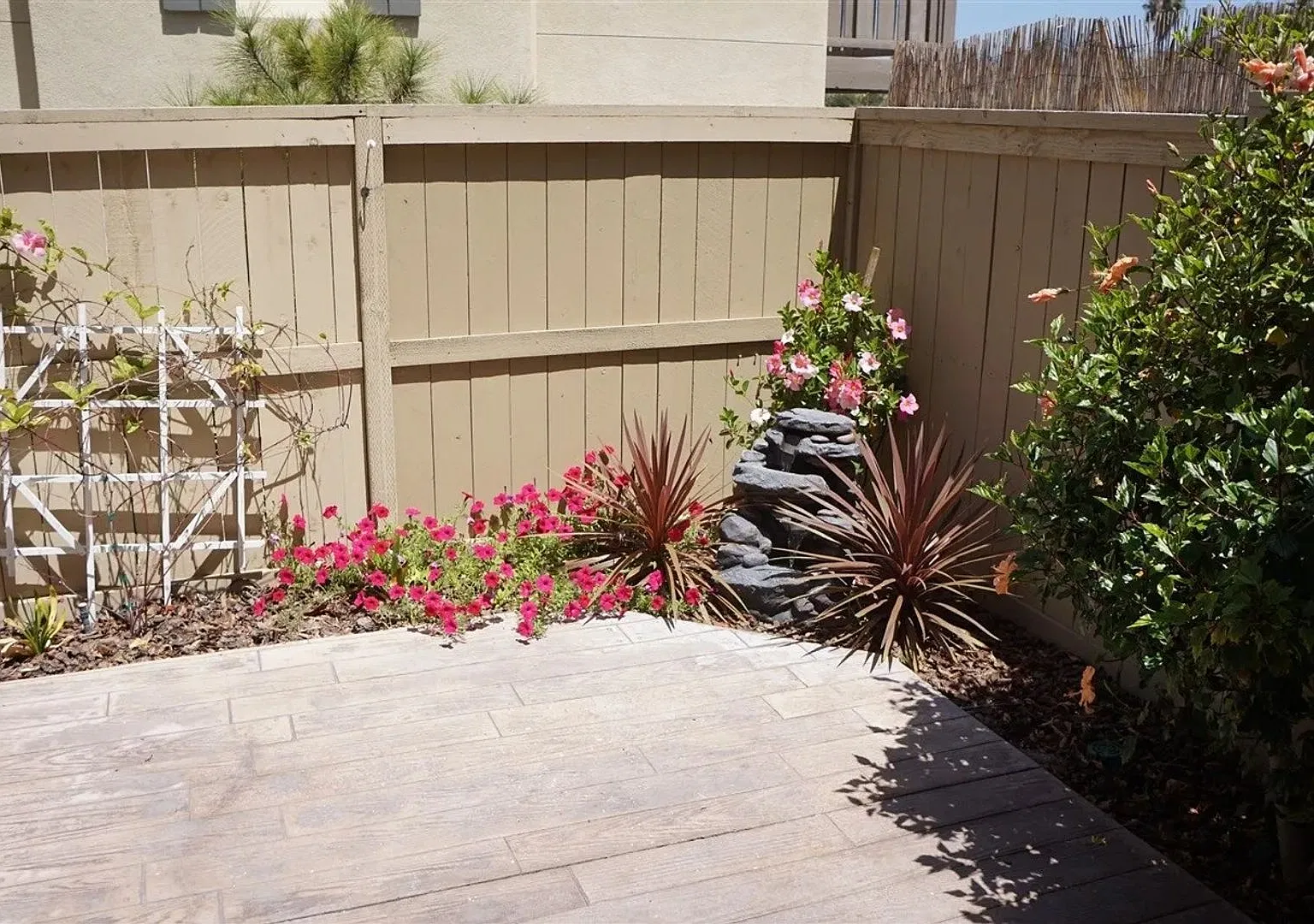 Gated Eastlake Townhome | 3 Bed, 2.5 Bath, 2-Car Garage — Photo 4