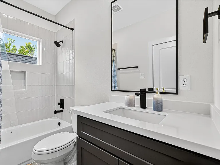 3315 Daphne St — Photo 31