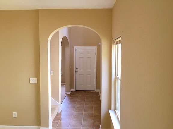 Very inviting entrance hall with hight ceilings and arched d